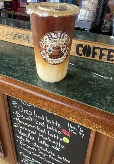 Iced Caramel Macchiato 